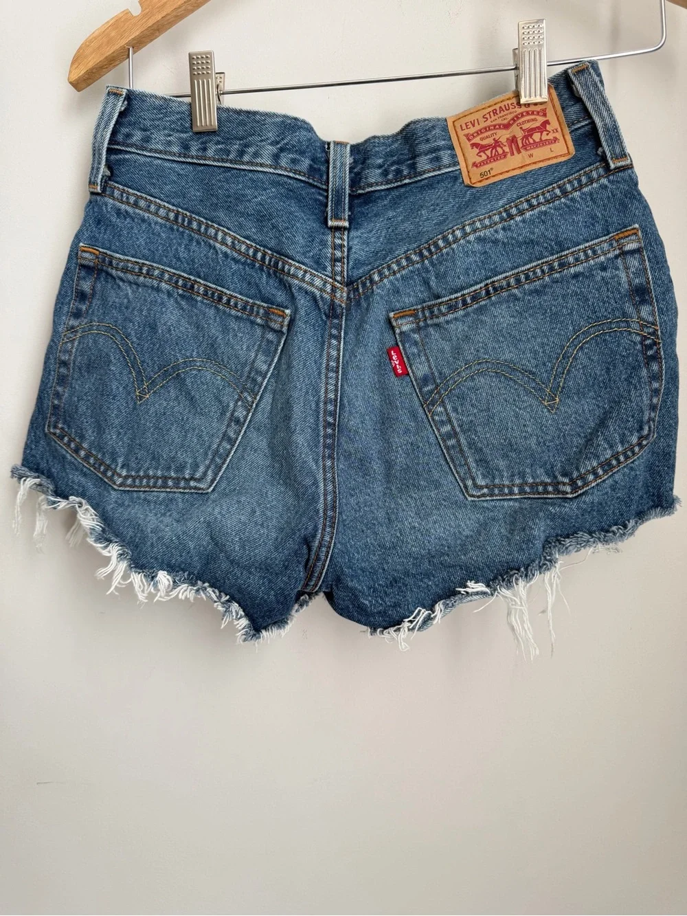Levi’s 501 Original Distressed Cut Off Denim Shorts W26 High Rise Medium Wash - Picture 3 of 9